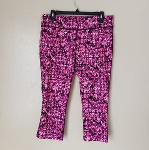 Xersion fitted graphic workout capri leggings